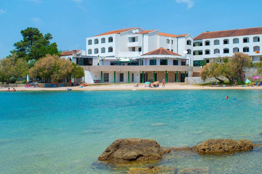 Hotel Miran Pirovac Εξωτερικό φωτογραφία