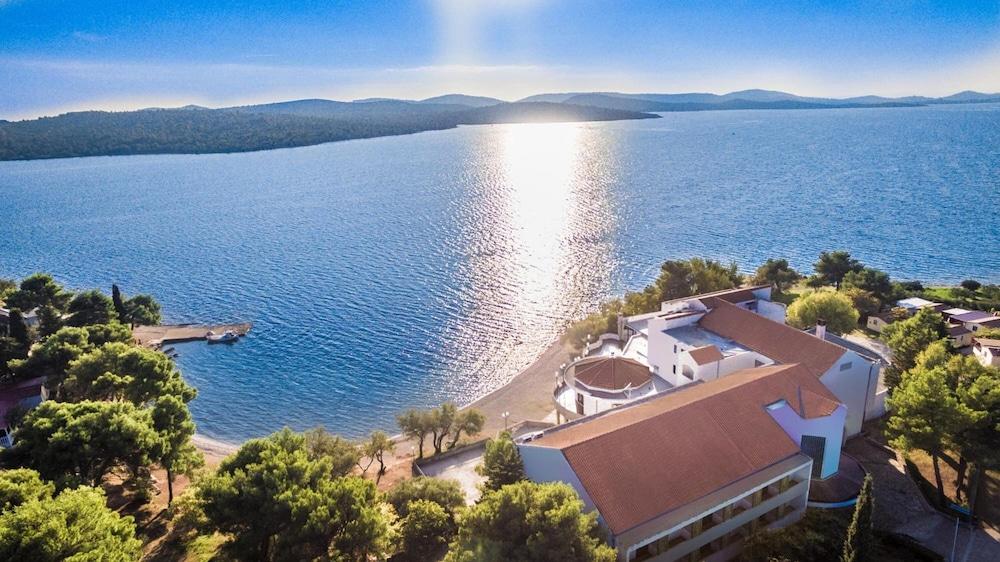 Hotel Miran Pirovac Εξωτερικό φωτογραφία