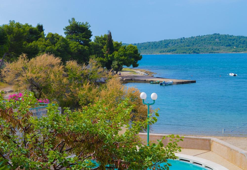 Hotel Miran Pirovac Εξωτερικό φωτογραφία